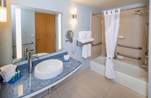 Modesto Hotel | Holiday Inn Express and Suites Modesto by IHG