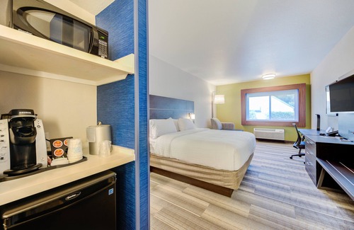 Newberg Hotel | Holiday Inn Express Newberg - Wine Country by IHG