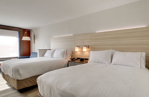 Galesburg Hotel | Holiday Inn Express & Suites Galesburg by IHG