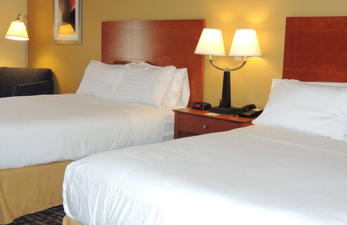 New Castle Hotel | Holiday Inn Express & Suites Birmingham Trussville by IHG