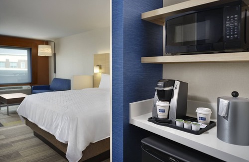 Fox Valley Hotel | Holiday Inn Express & Suites Lockport by IHG