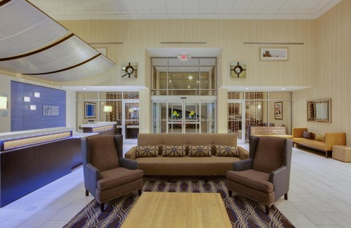 Laurel Hotel | Holiday Inn Express & Suites Laurel Lakes by IHG