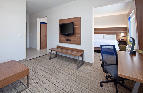 Tulare Hotel | Holiday Inn Express & Suites Tulare by IHG