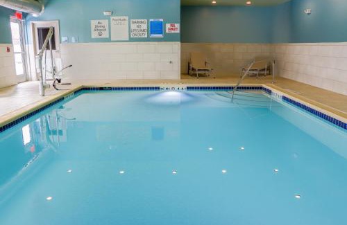 Livonia Hotel | Holiday Inn Express & Suites - Detroit Northwest - Livonia by IHG
