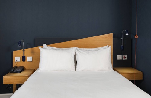 Taunton Hotel | Holiday Inn Express Taunton East by IHG