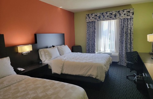 Garland Hotel | Holiday Inn Garland by IHG
