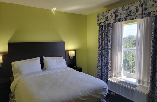Garland Hotel | Holiday Inn Garland by IHG