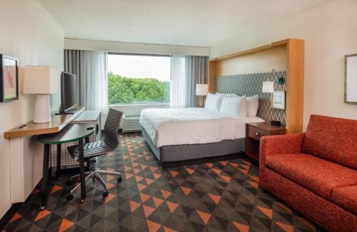 Central Newport News Hotel | Holiday Inn Newport News - Hampton by IHG