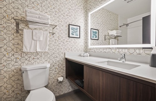 Ontario Hotel | Holiday Inn Ontario by IHG