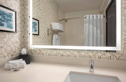 Ontario Hotel | Holiday Inn Ontario by IHG