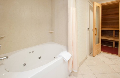 Salem Hotel | Holiday Inn Salem - I-93 at Exit 2 by IHG