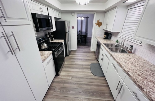 Berkley Square - Headway House | Home In Austin - Sleeps 24 - 10 Minutes To Downtown