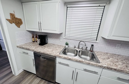 Berkley Square - Headway House | Home In Austin - Sleeps 24 - 10 Minutes To Downtown