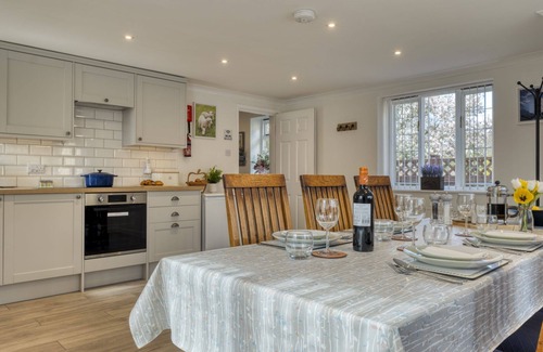 Bourton Cottage | Homely cottage located in a fabulous village - Augusta Cottage