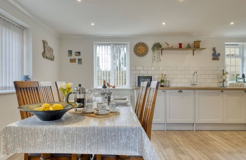 Bourton Cottage | Homely cottage located in a fabulous village - Augusta Cottage