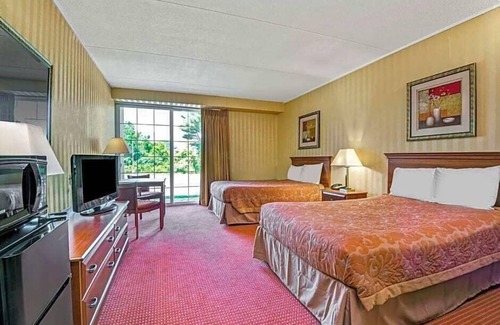 Rocky Hill Hotel | HomeSpring Inn & Studios