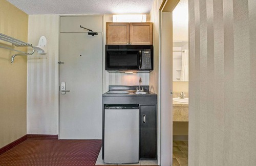 Rocky Hill Hotel | HomeSpring Inn & Studios