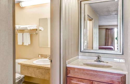 Rocky Hill Hotel | HomeSpring Inn & Studios
