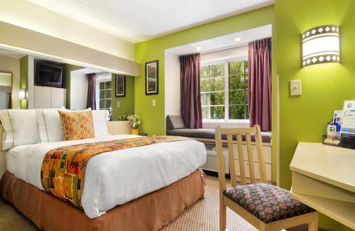 Southpoint Hotel | Hometown Inn & Suites Jacksonville Butler Blvd./Southpoint