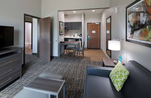 Topeka Hotel | Homewood Suites by Hilton Topeka