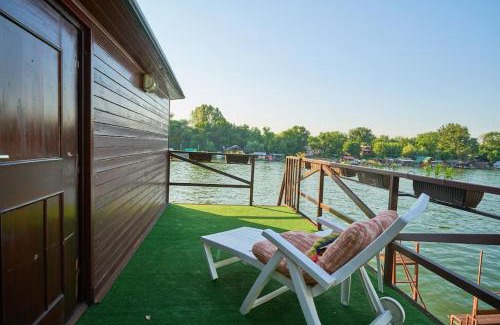 Cukarica Boat Rental | Homey house boat, great location