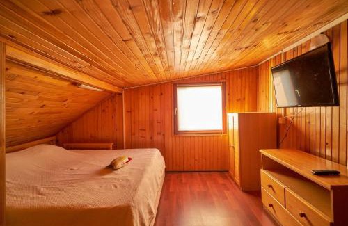 Cukarica Boat Rental | Homey house boat, great location