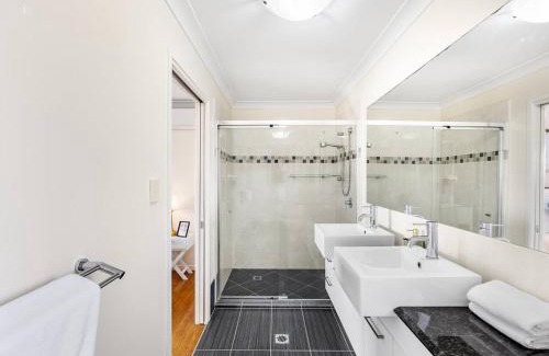 Sunnybank House | Homy Self Contained Unit Sunnybank CBD Street Parking