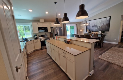 Forks House | Hot tub, bar, game room, creek in Forks.relax in style!