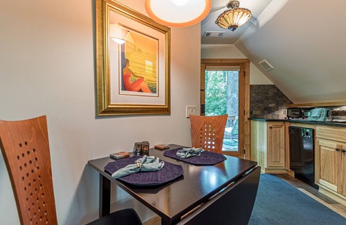 Dahlonega Cottage | ♨️Hot Tub🔥Fire Pit🛏️King🍔Grill🌲Deck🎦ROKU📧WiFi🐟Pond🍷Wineries🏞️Waterfalln