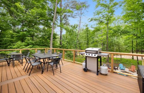 Berkeley Springs House | Hot Tub, Firepit, Grill, Wifi near Golf & Hiking