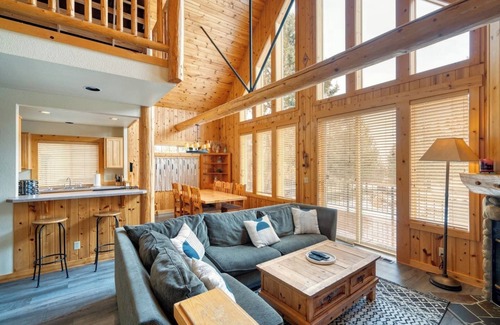 Redmond Cabin | Hot Tub, full resort access, Golf!