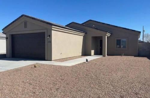 Kingman House | Hot Tub & Garage access!