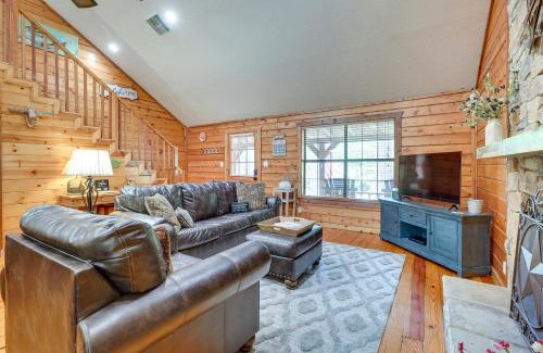 Cape Royale House | Hot Tub Luxe Lake Livingston Cabin in Cape Royale