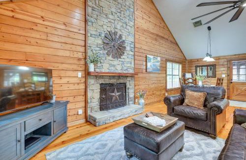 Cape Royale House | Hot Tub Luxe Lake Livingston Cabin in Cape Royale