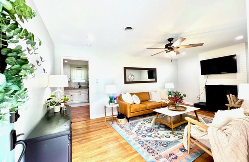 North Chesterfield Cottage | HOT TUB Mid Century Modern Ranch hosted by Heather