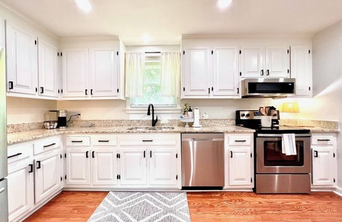 North Chesterfield Cottage | HOT TUB Mid Century Modern Ranch hosted by Heather