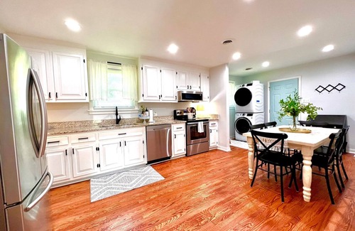 North Chesterfield Cottage | HOT TUB Mid Century Modern Ranch hosted by Heather