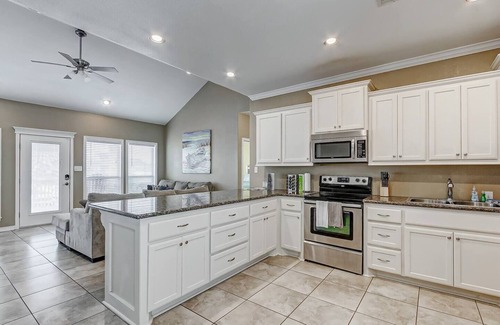 Crystal Beach Cottage | Hot Tub! | Pets | Game Room | August Specials!
