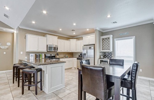 Crystal Beach Cottage | Hot Tub! | Pets | Game Room | August Specials!