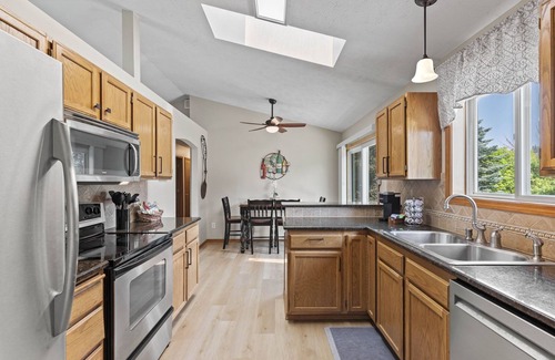 Spokane House | Hot tub! Sleeps 8-11 Upscale Area