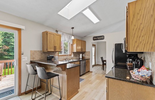 Spokane House | Hot tub! Sleeps 8-11 Upscale Area