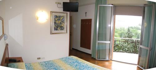 Bagni di Tabiano Hotel | Hotel Boomerang - Check-in & Meals in front at hotel Sporting