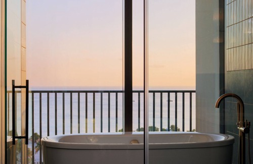 Seven Mile Beach Hotel | Hotel Indigo Grand Cayman by IHG
