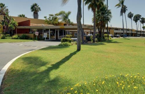 Lincoln Acres Hotel | Hotel Palmeras Chula Vista
