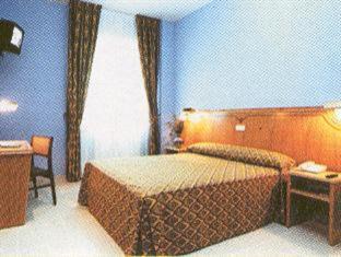 Villagonzalo Pedernales Hotel | Hotel Rey Arturo Burgos