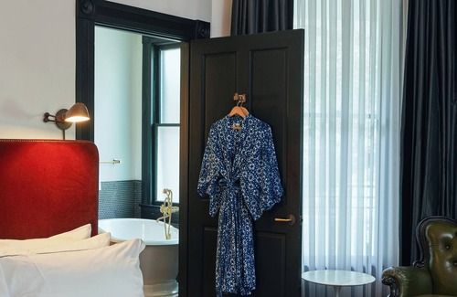 Travis Heights Hotel | Hotel Saint Cecilia