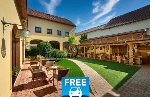 Hostivar Hotel | Hotel Selsky Dvur - Bohemian Village Courtyard