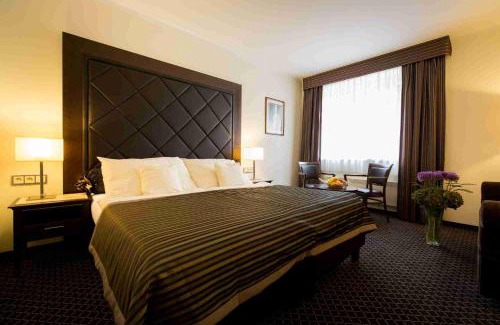 Hostivar Hotel | Hotel Selsky Dvur - Bohemian Village Courtyard