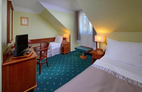 Hostivar Hotel | Hotel Selsky Dvur - Bohemian Village Courtyard