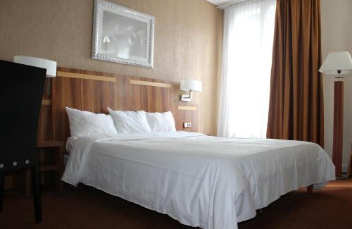 Richebourg - Saint-Clement Hotel | Hotel The Originals du Grand Monarque Nantes Gare